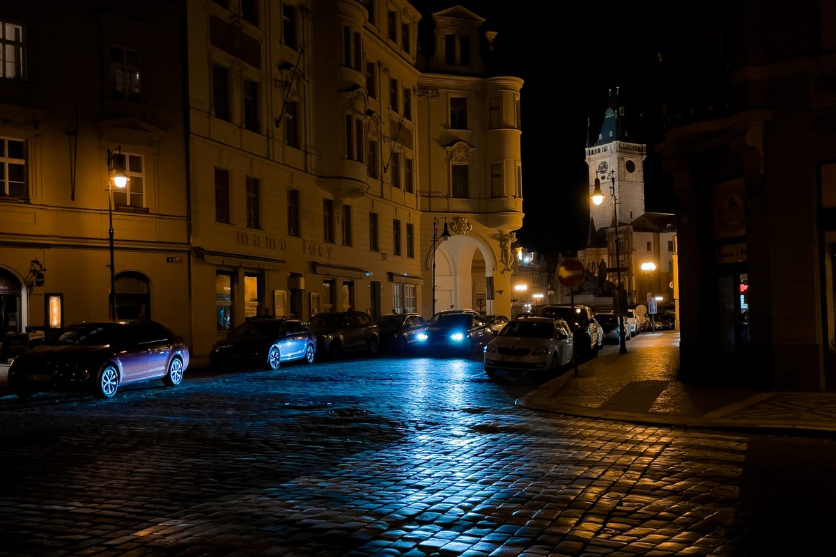 Noční ulice v centru Prahy