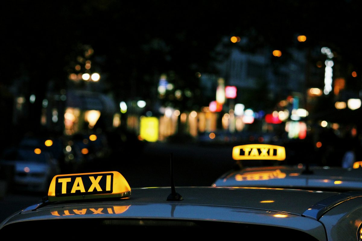 Taxi v nočním městě