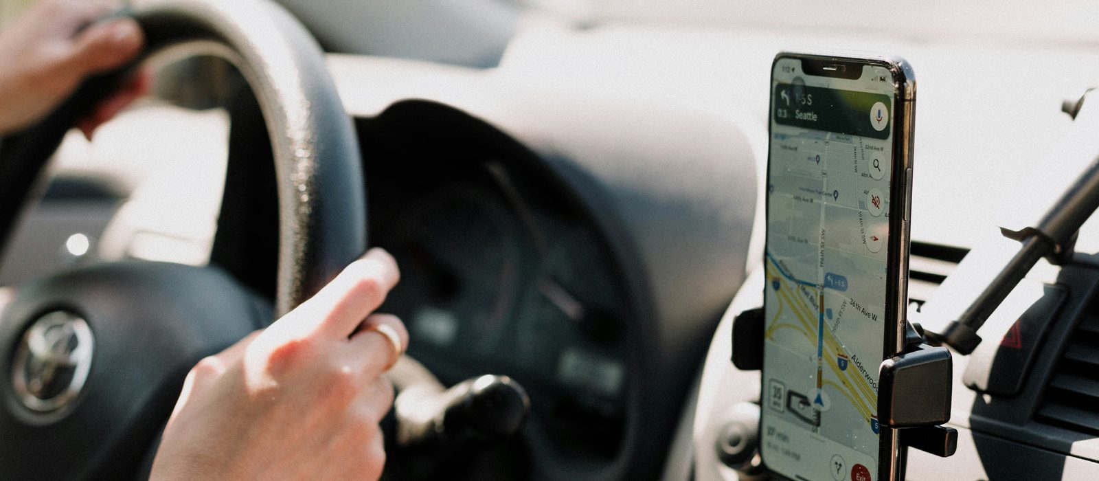 Telefon s navigací v držáku na palubní desce